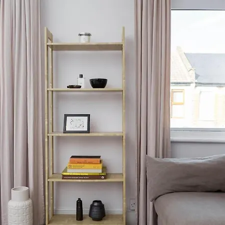 Newly Renovated Large 4/5 Bedroom Victorian Terrace House With Garden.